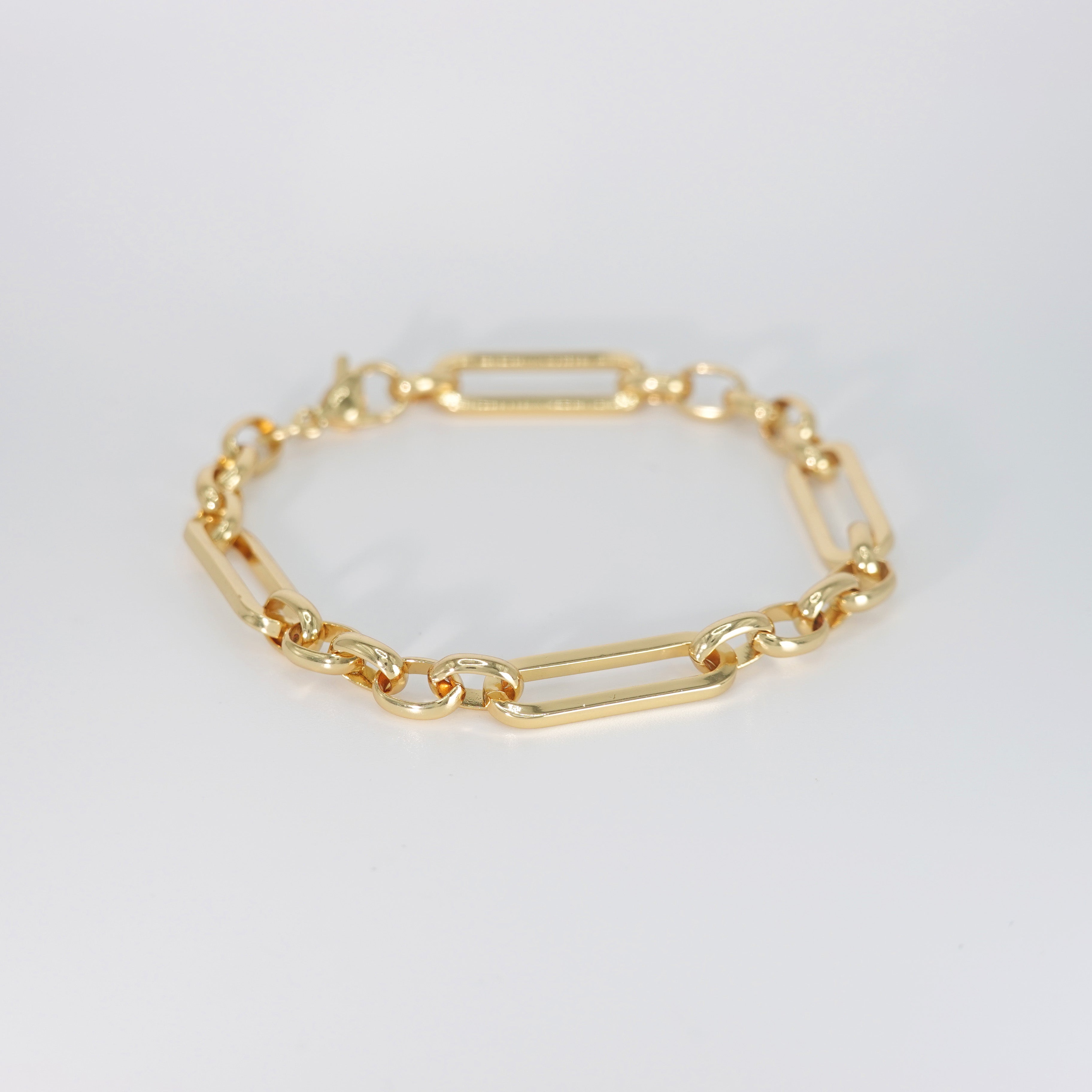 Sleek and versatile chain-style design, epitome of understated elegance.