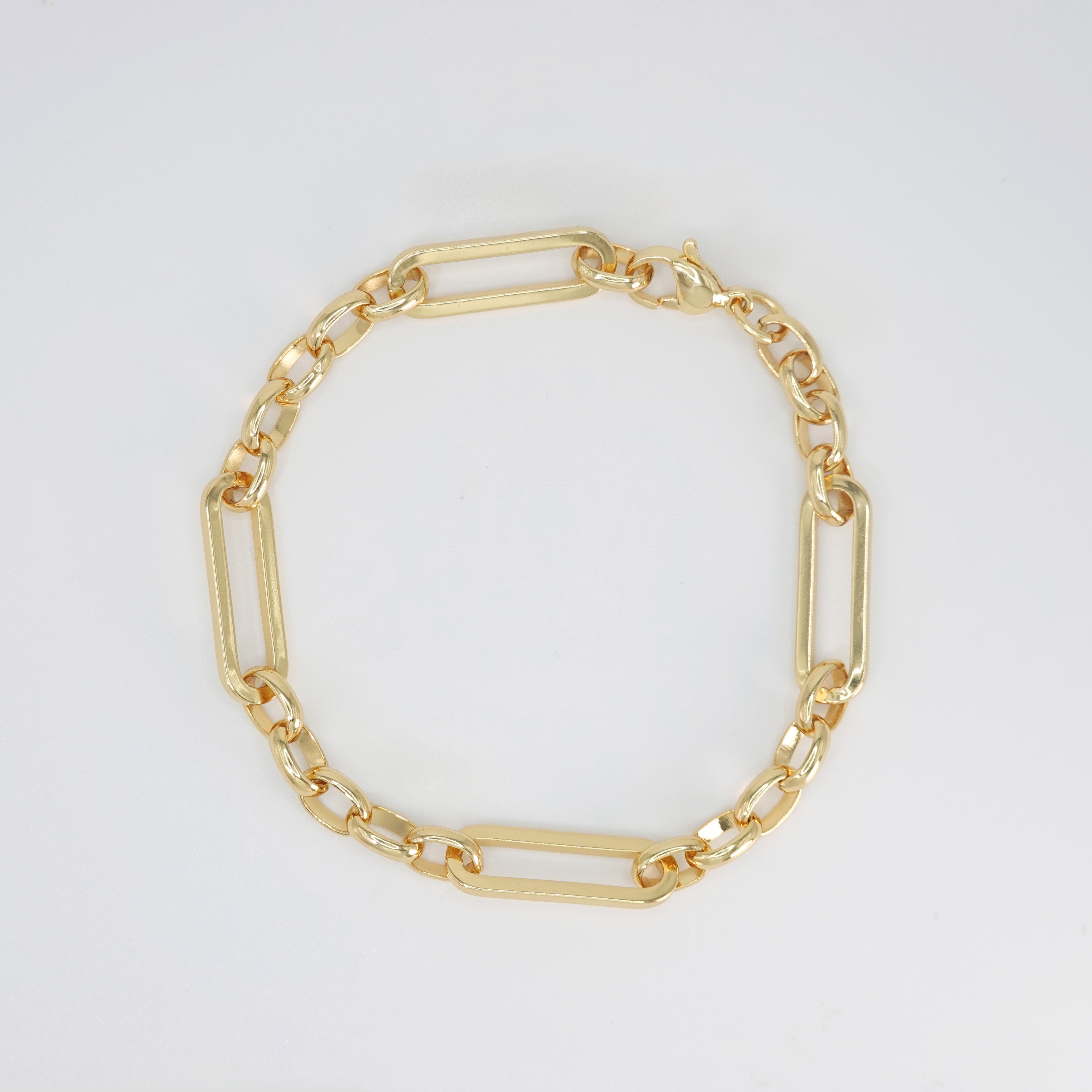 Sleek and versatile chain-style design, epitome of understated elegance.