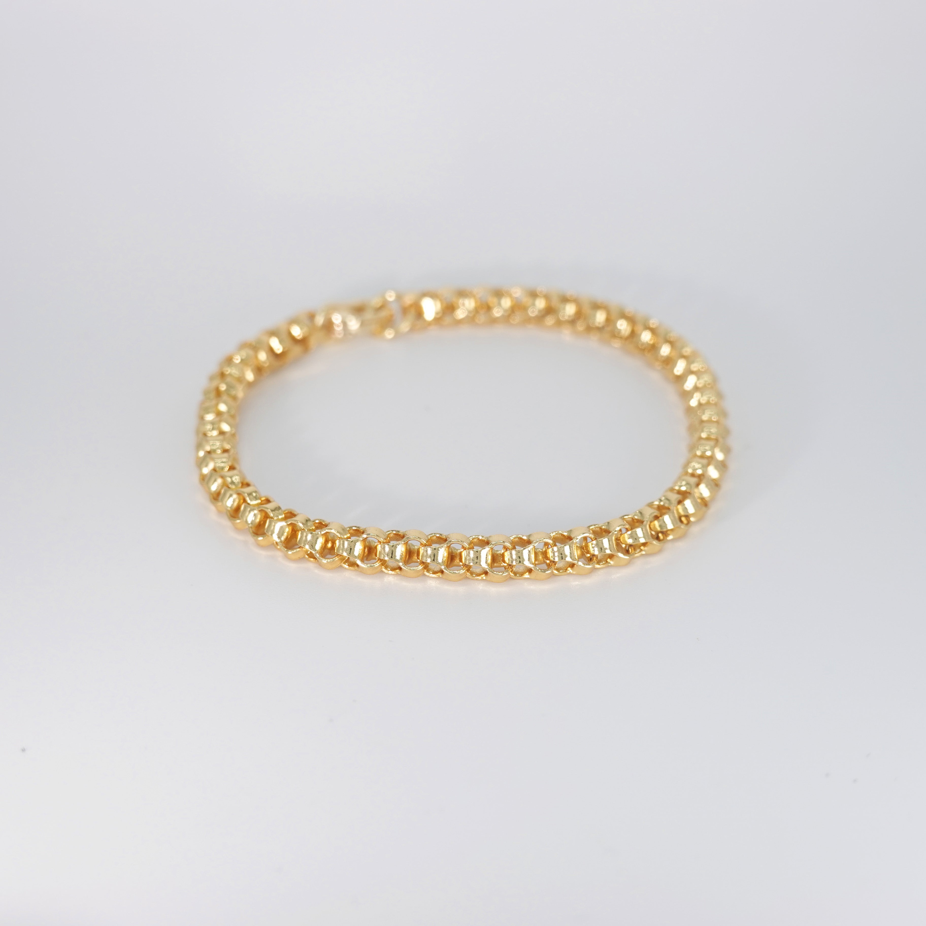 Daisy Bracelet: Chain-like design resembling delicate blooms, epitome of whimsical elegance.