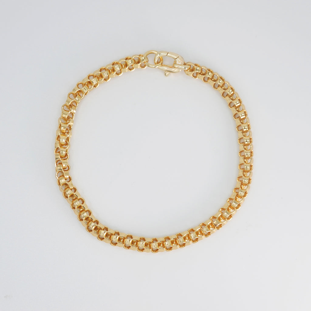 Daisy Bracelet: Chain-like design resembling delicate blooms, epitome of whimsical elegance.
