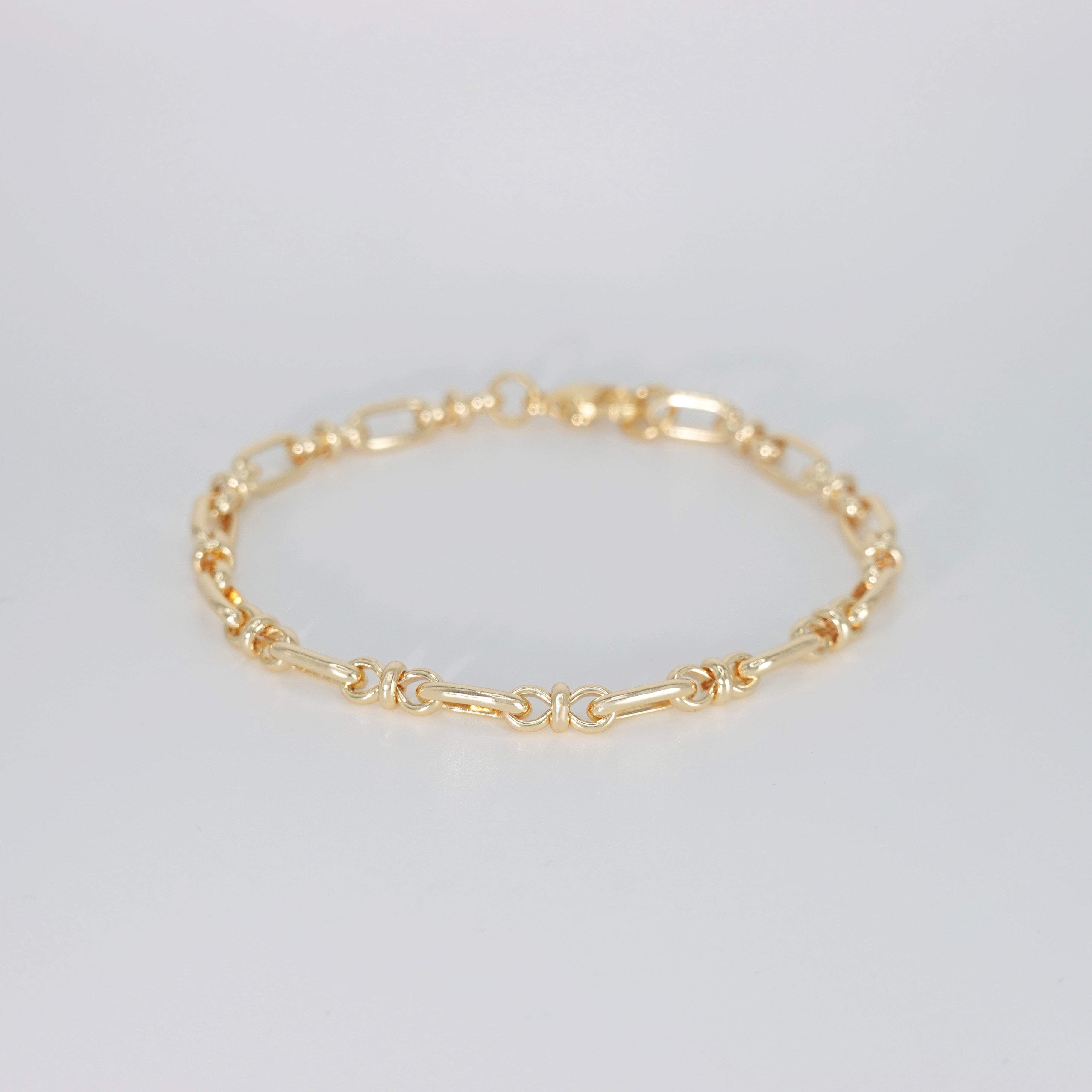 Dahlia Bracelet: Sleek and timeless chain-style design, epitome of effortless sophistication.