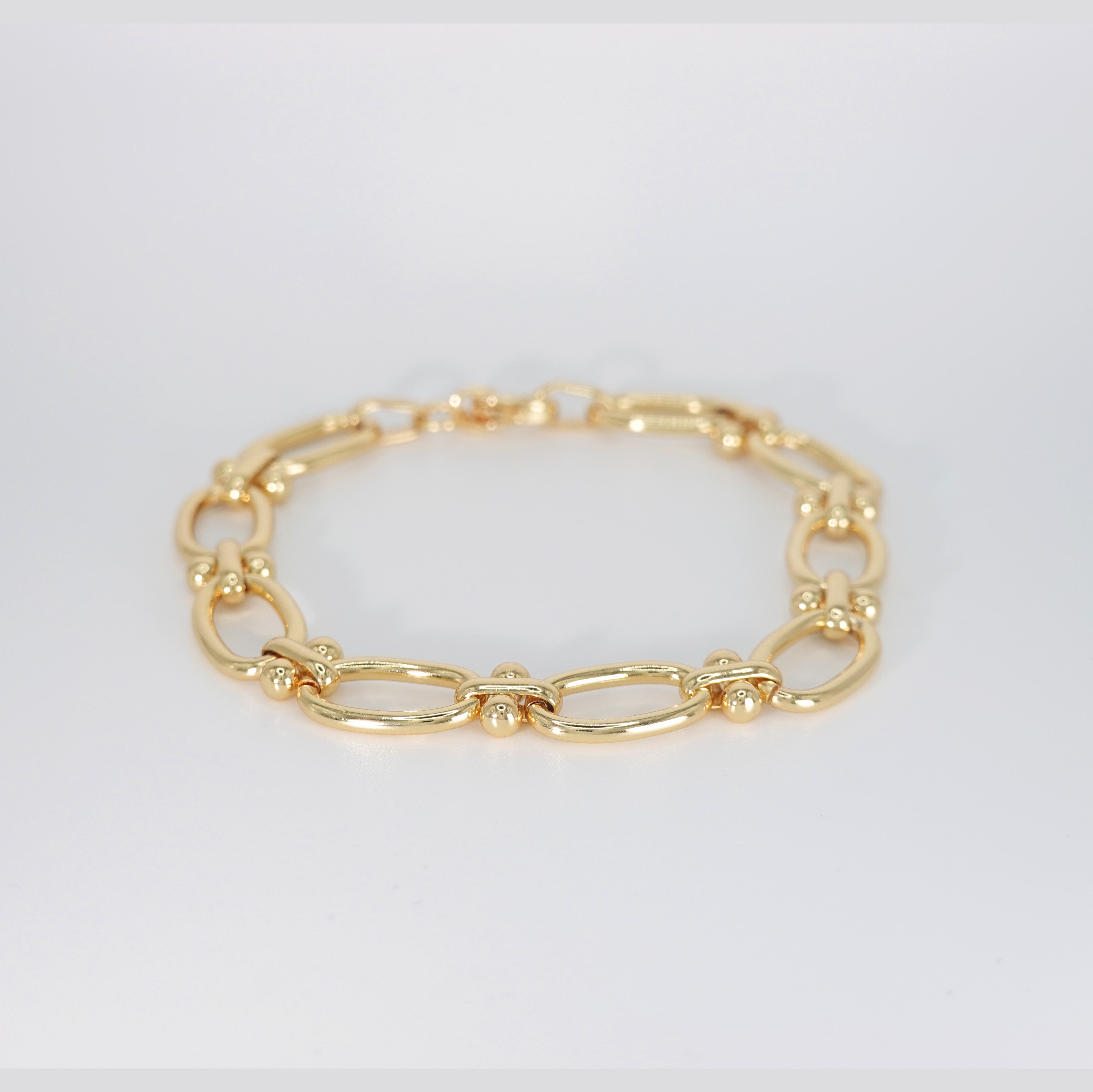 Magnolia Bracelet: Classic chain-style design, epitome of timeless elegance and versatility.