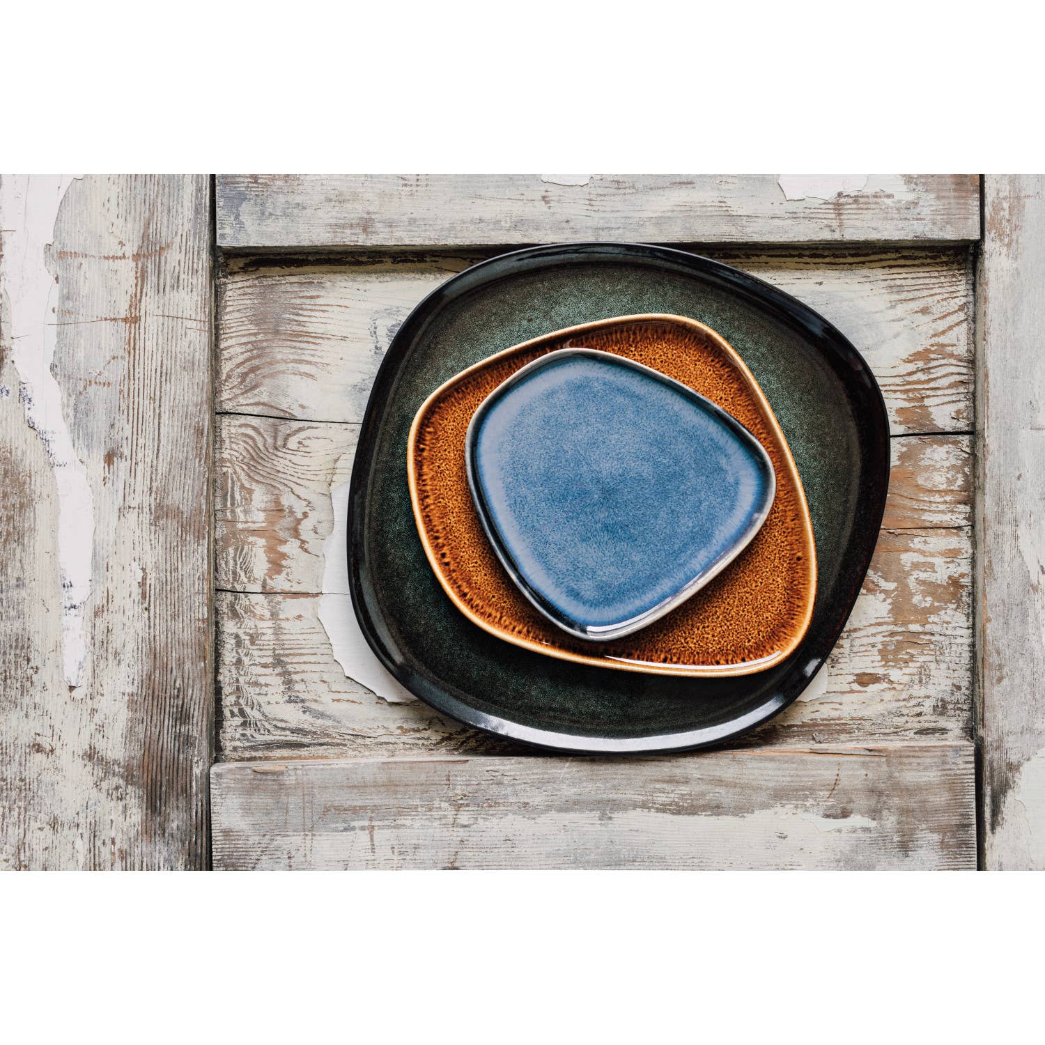 Tumble Stone plate with a smooth, polished surface in deep blue hues, inspired by the natural beauty of tumbled stones.