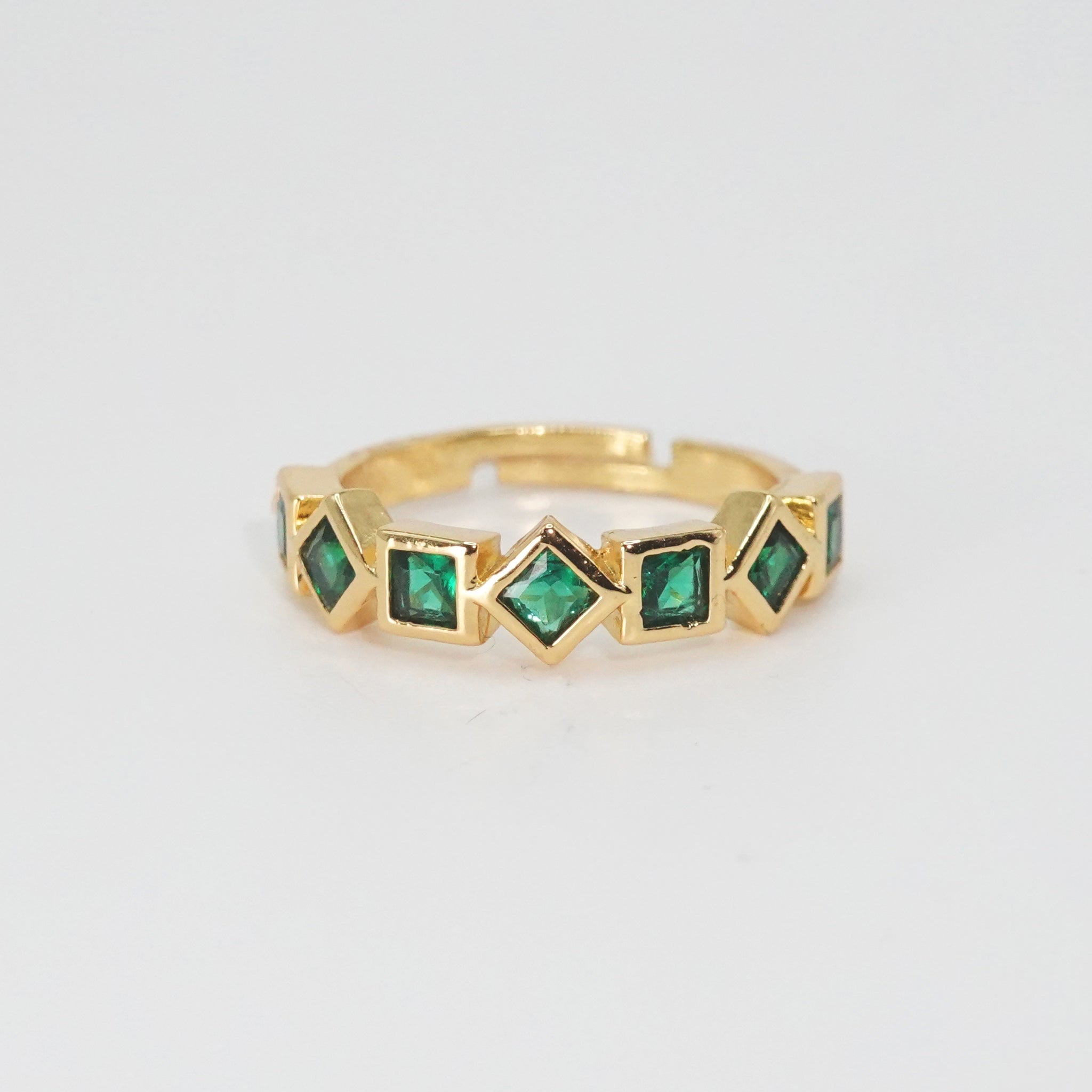 Catalina Ring: Mesmerizing green stones arranged in sleek square shapes, epitome of modern elegance.
