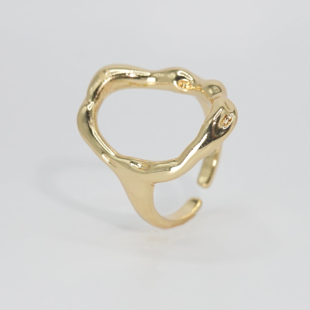 Carnation Ring: Bold shark mouth-shaped design, adding edgy flair to any ensemble.