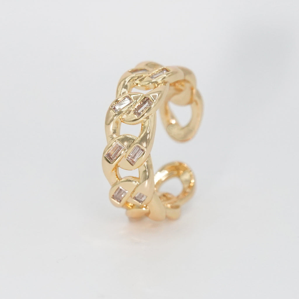 Enchanted Ring: Mesmerizing chain-shaped design adorned with sparkling stones, exuding enchanting beauty.