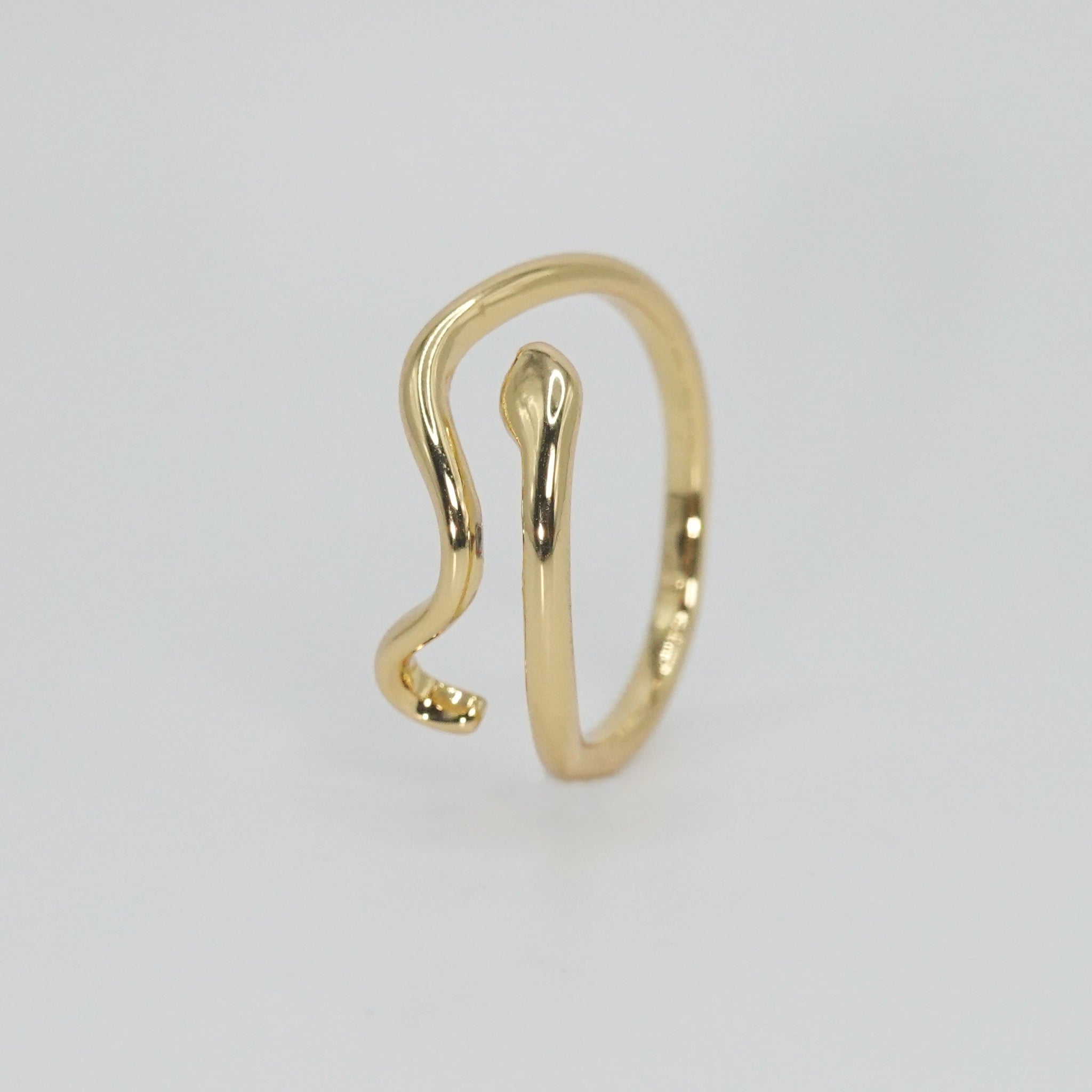 Colina Ring: Sleek snake-shaped design adorned with sparkling stones, exuding captivating allure.