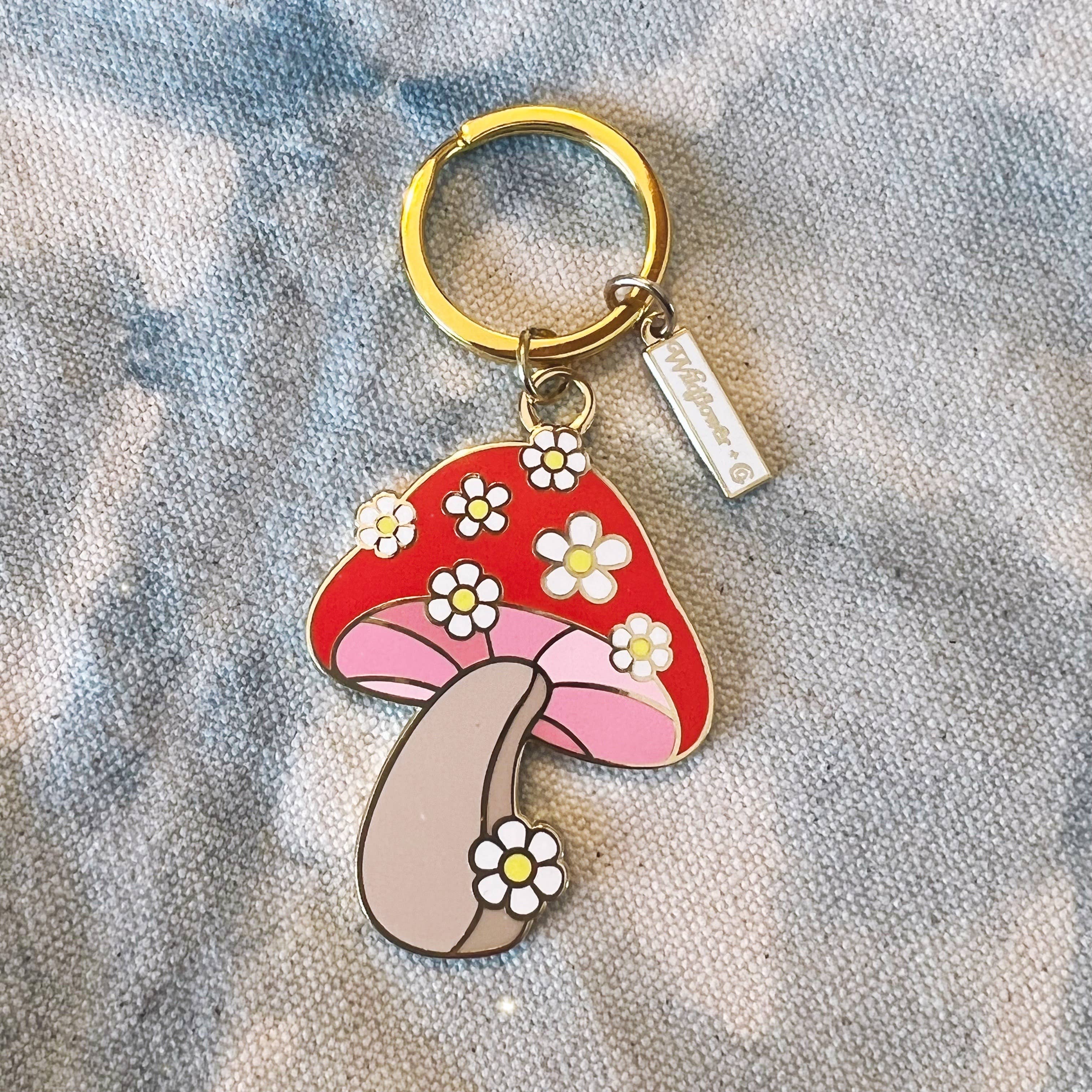 Daisy Mushroom Keychain - Charming accessory with a daisy-adorned mushroom design for playful and nature-inspired vibes.