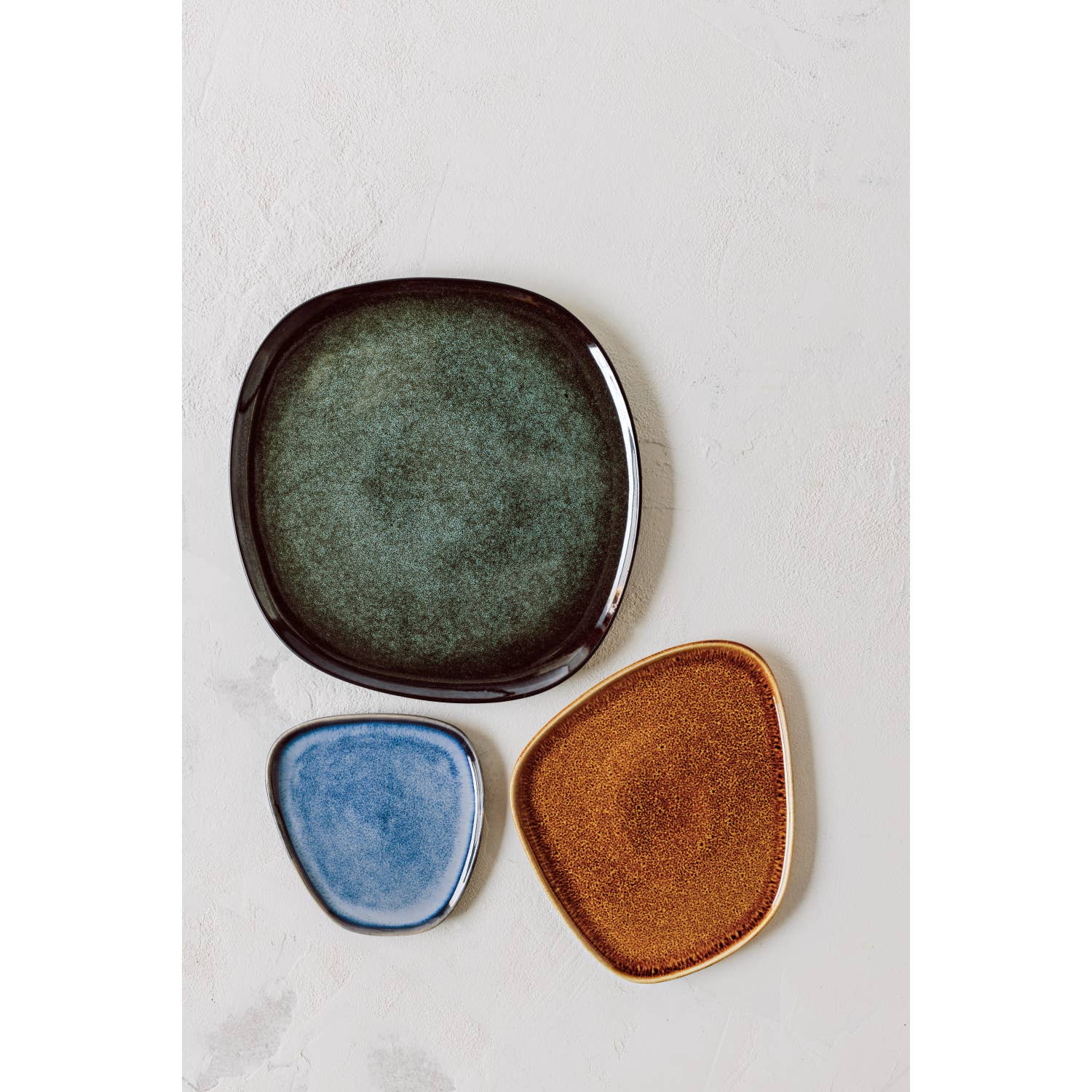 Tumble Stone plate with a smooth, polished surface in deep blue hues, inspired by the natural beauty of tumbled stones.