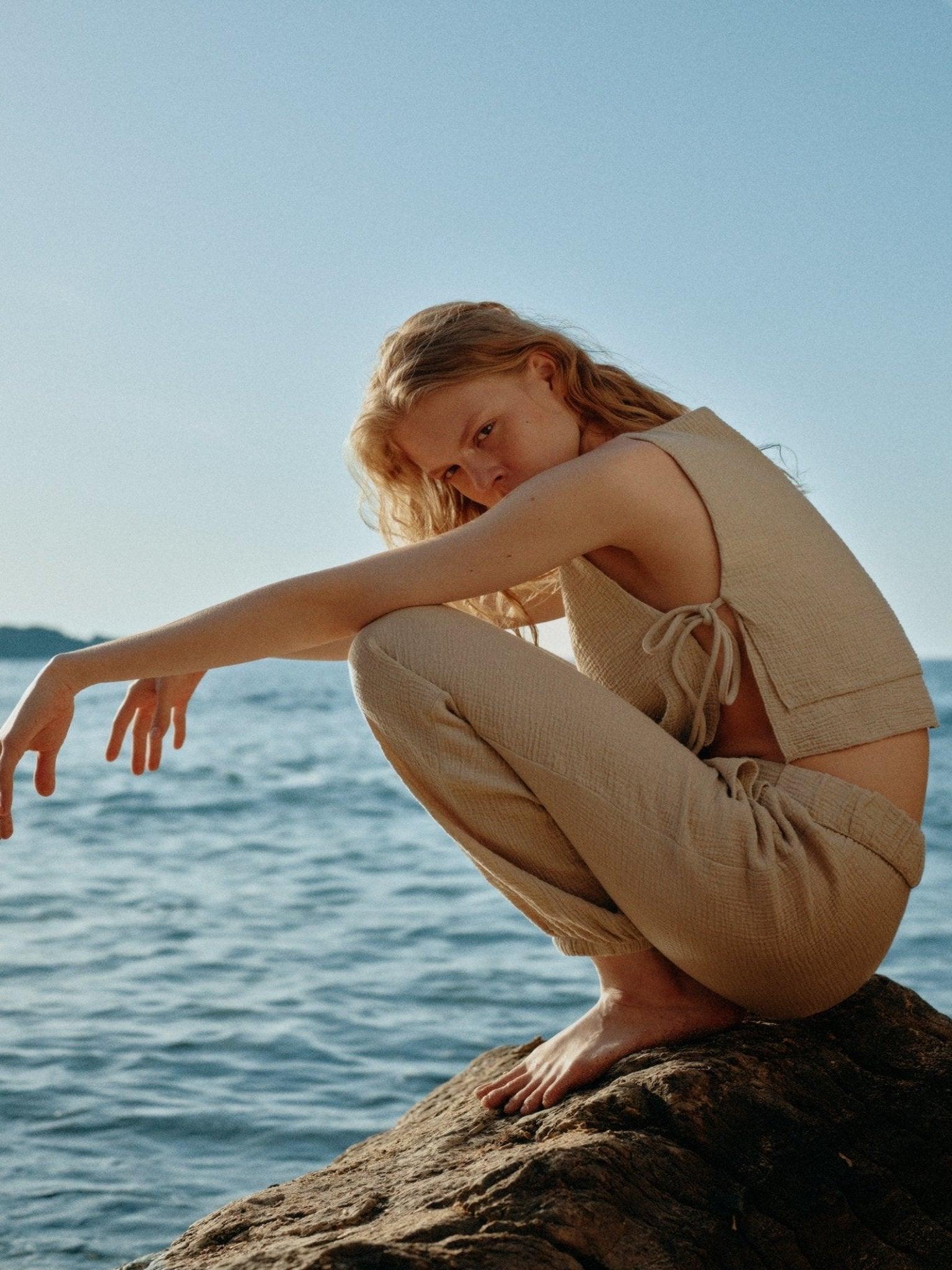 Mia Pants - Stylish and comfortable pants with a relaxed fit and elastic waistband.