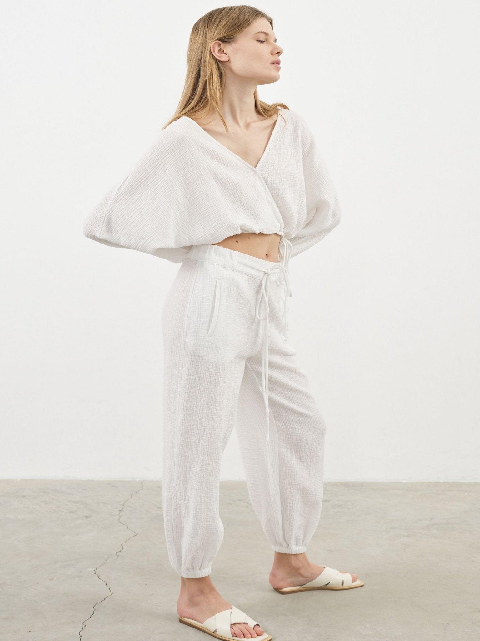 Mia Pants - Stylish and comfortable pants with a relaxed fit and elastic waistband.