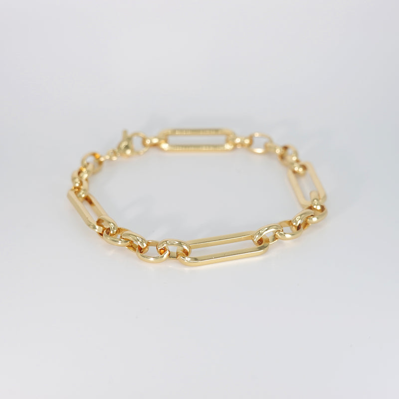 Sleek and versatile chain-style design, epitome of understated elegance.