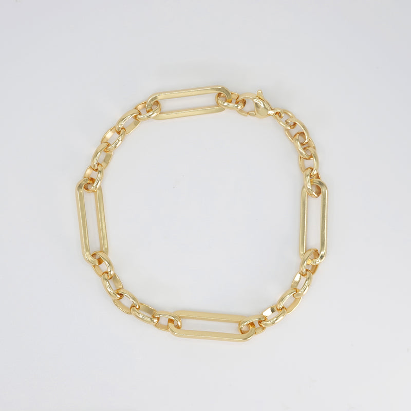 Sleek and versatile chain-style design, epitome of understated elegance.