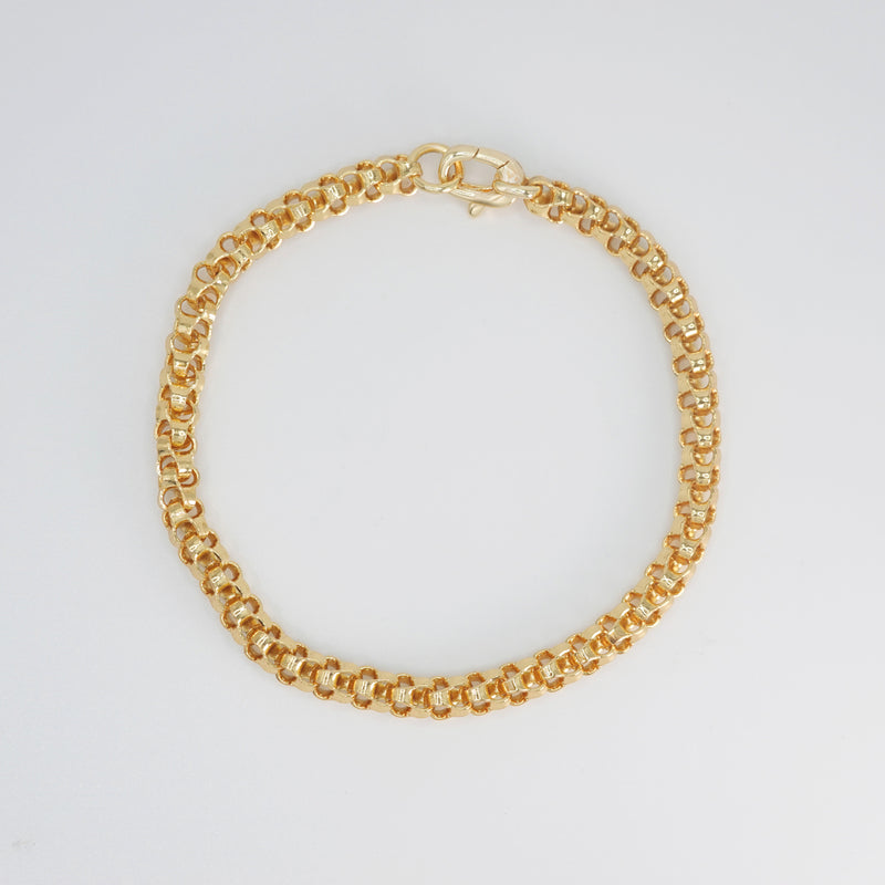 Daisy Bracelet: Chain-like design resembling delicate blooms, epitome of whimsical elegance.