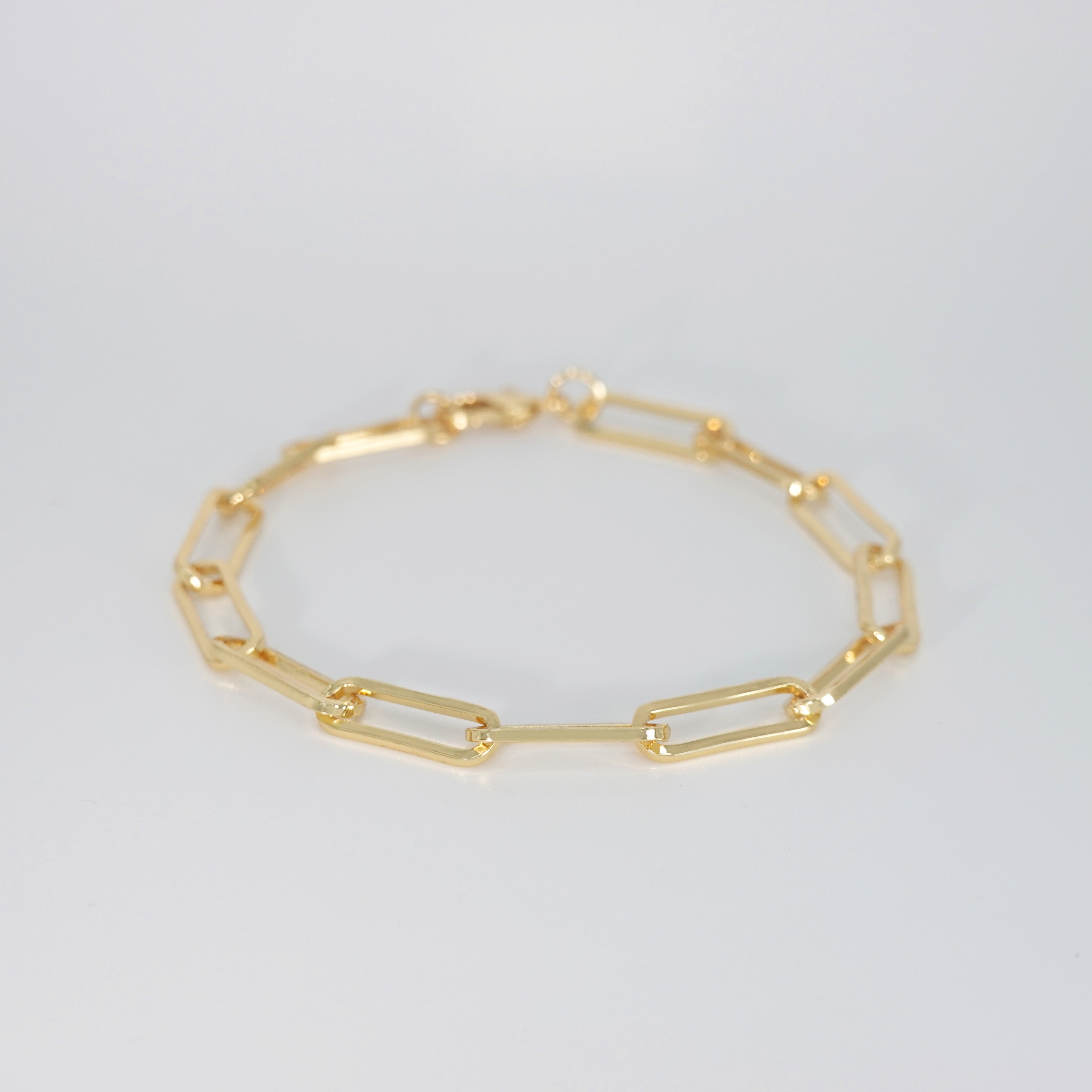 Jasmine Bracelet: Chic chain-style design, epitome of understated beauty and versatility.