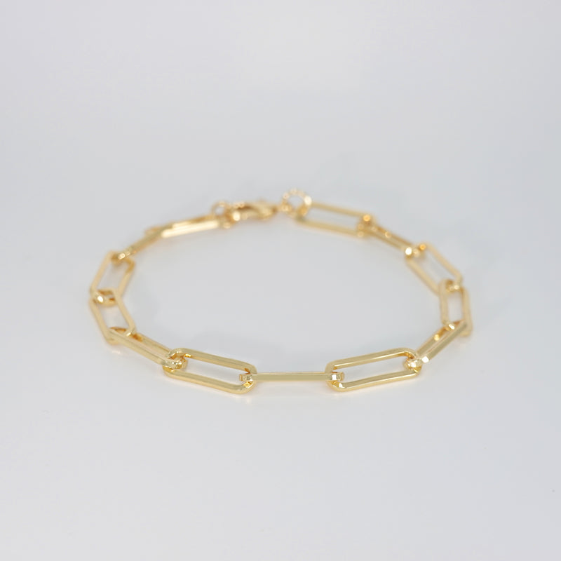 Jasmine Bracelet: Chic chain-style design, epitome of understated beauty and versatility.