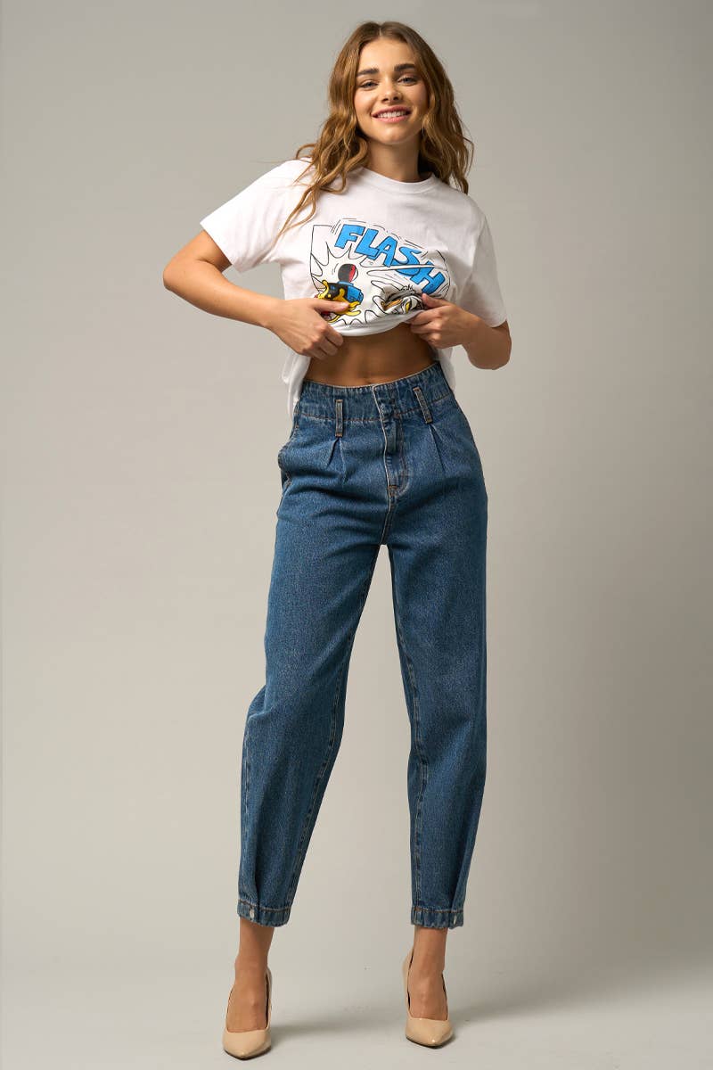  Model wearing high-waist balloon jeans with a relaxed silhouette and slightly tapered legs, paired with a casual graphic t-shirt and neutral heels.