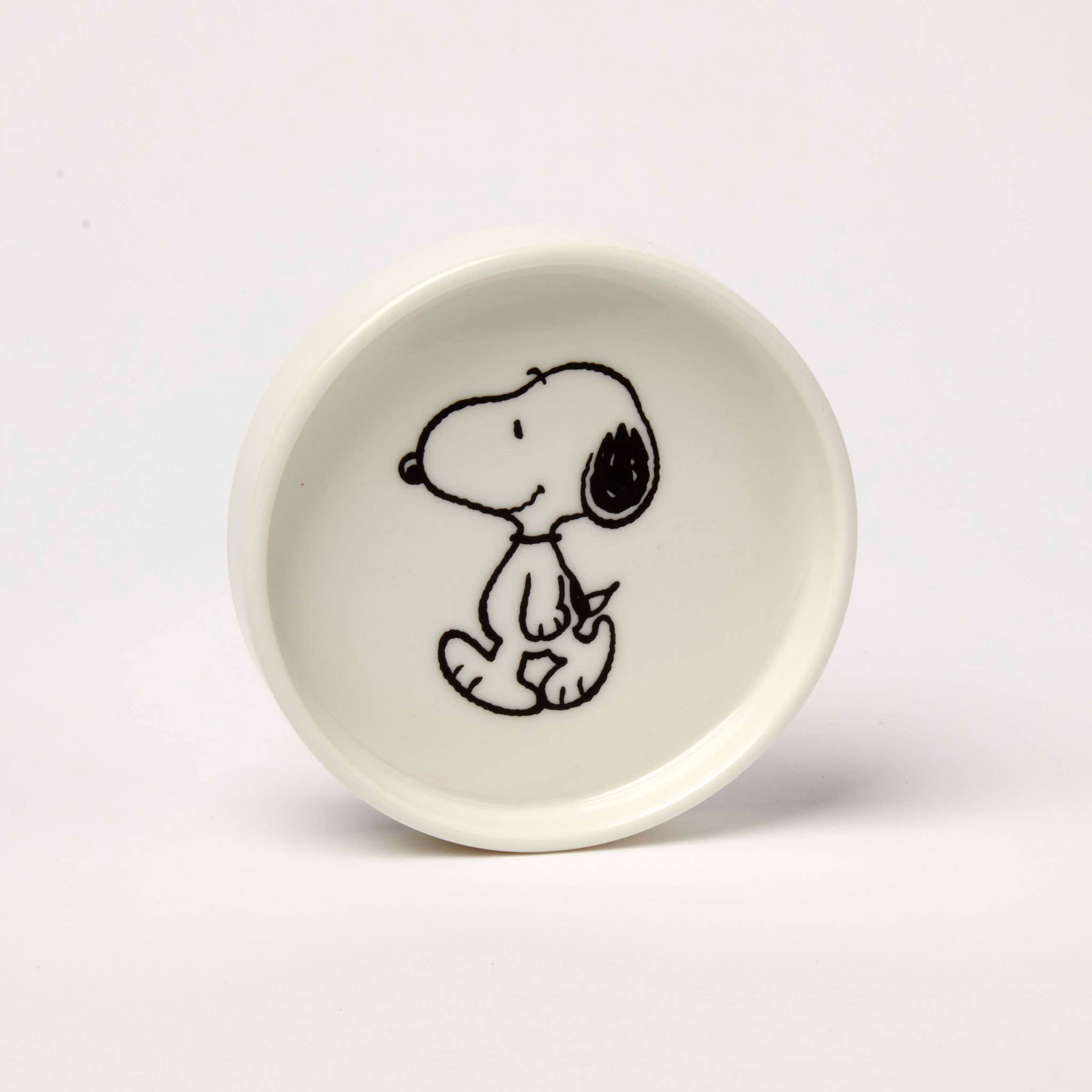 Round ceramic trinket dish with a black-and-white illustration of a walking beagle, packaged in a red and yellow gift box.