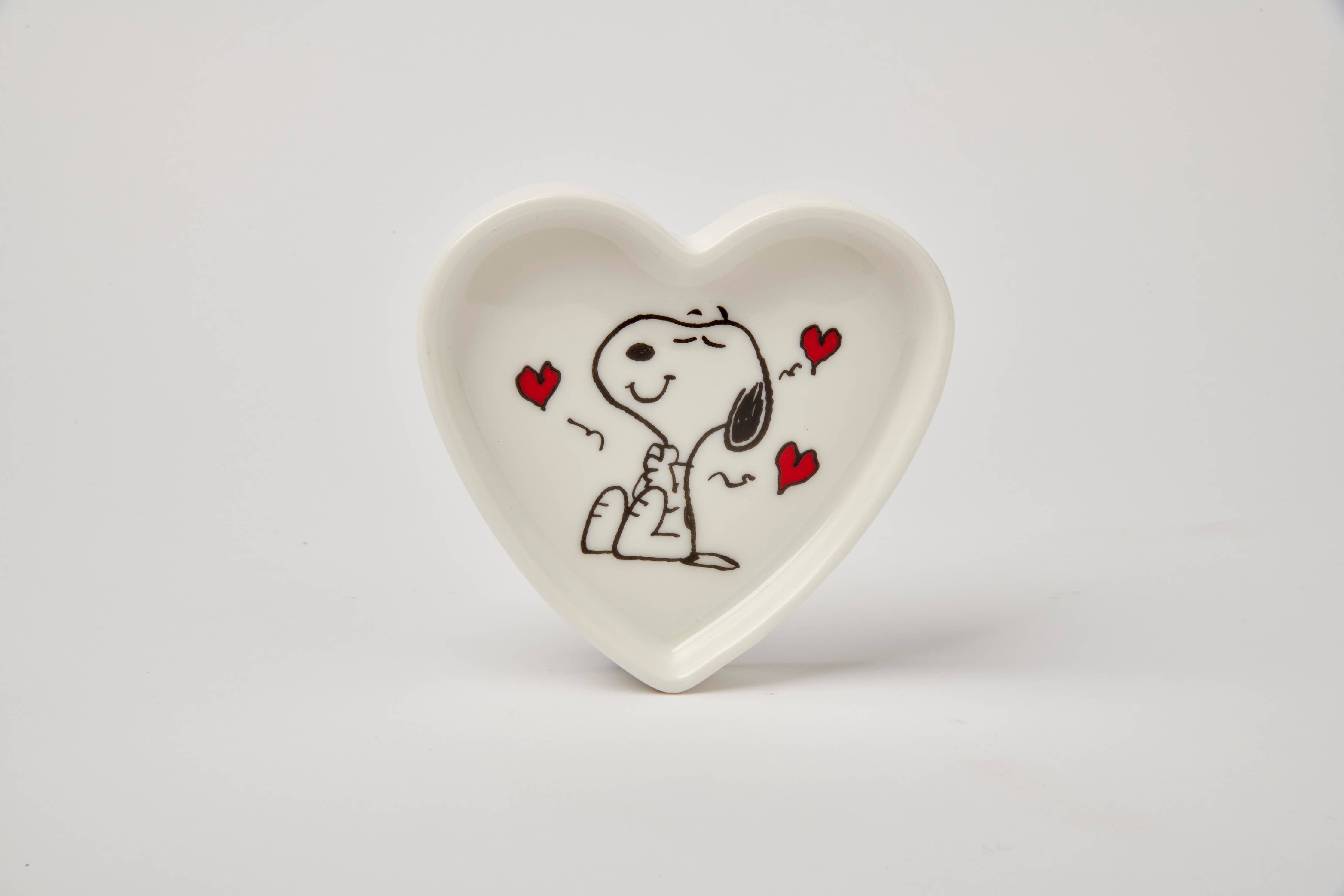 Heart-shaped ceramic trinket dish with a black-and-white illustration of a smiling beagle, accented by red hearts, alongside a matching pink gift box.