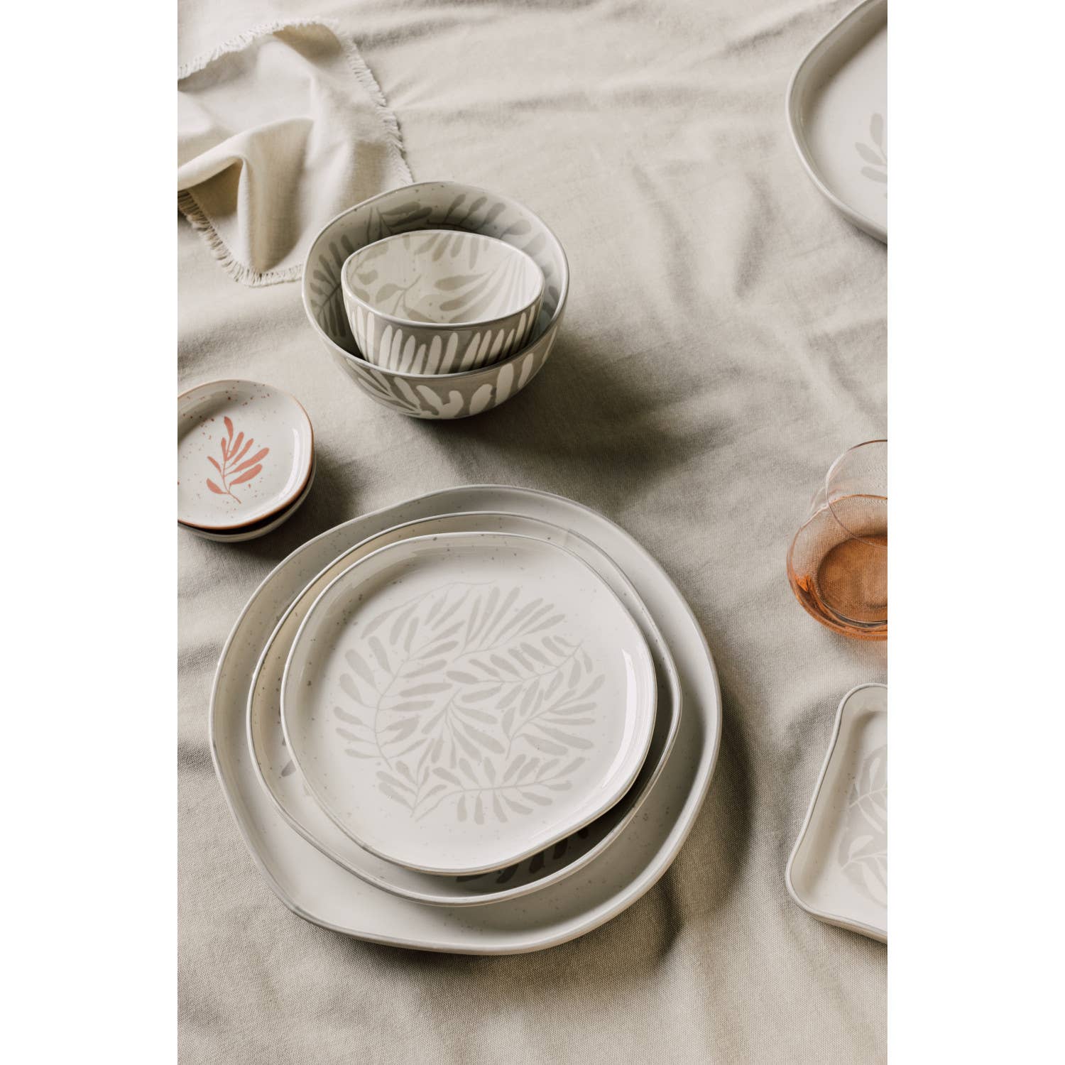 Grove Dinner Plate, 100% porcelain with flower design and beige color.