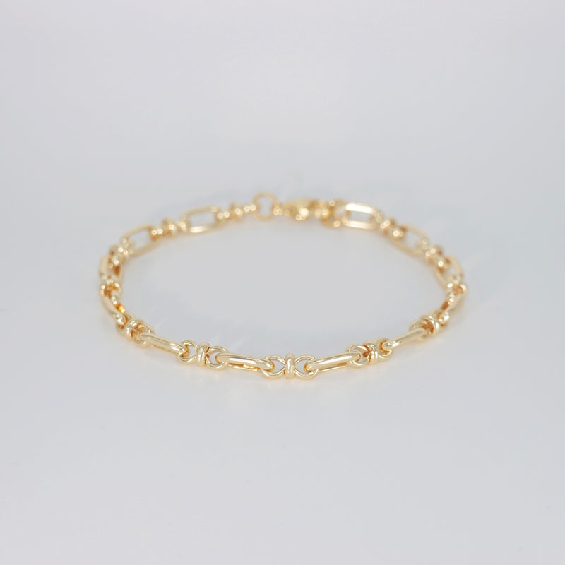 Dahlia Bracelet: Sleek and timeless chain-style design, epitome of effortless sophistication.