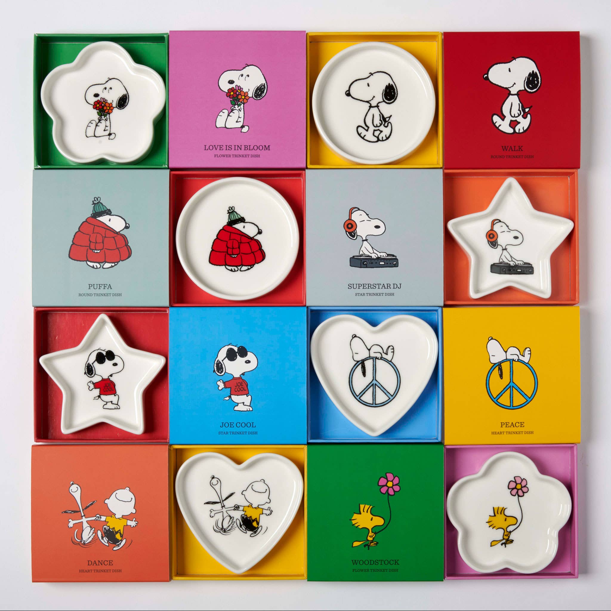 Round ceramic trinket dish with a black-and-white illustration of a walking beagle, packaged in a red and yellow gift box.