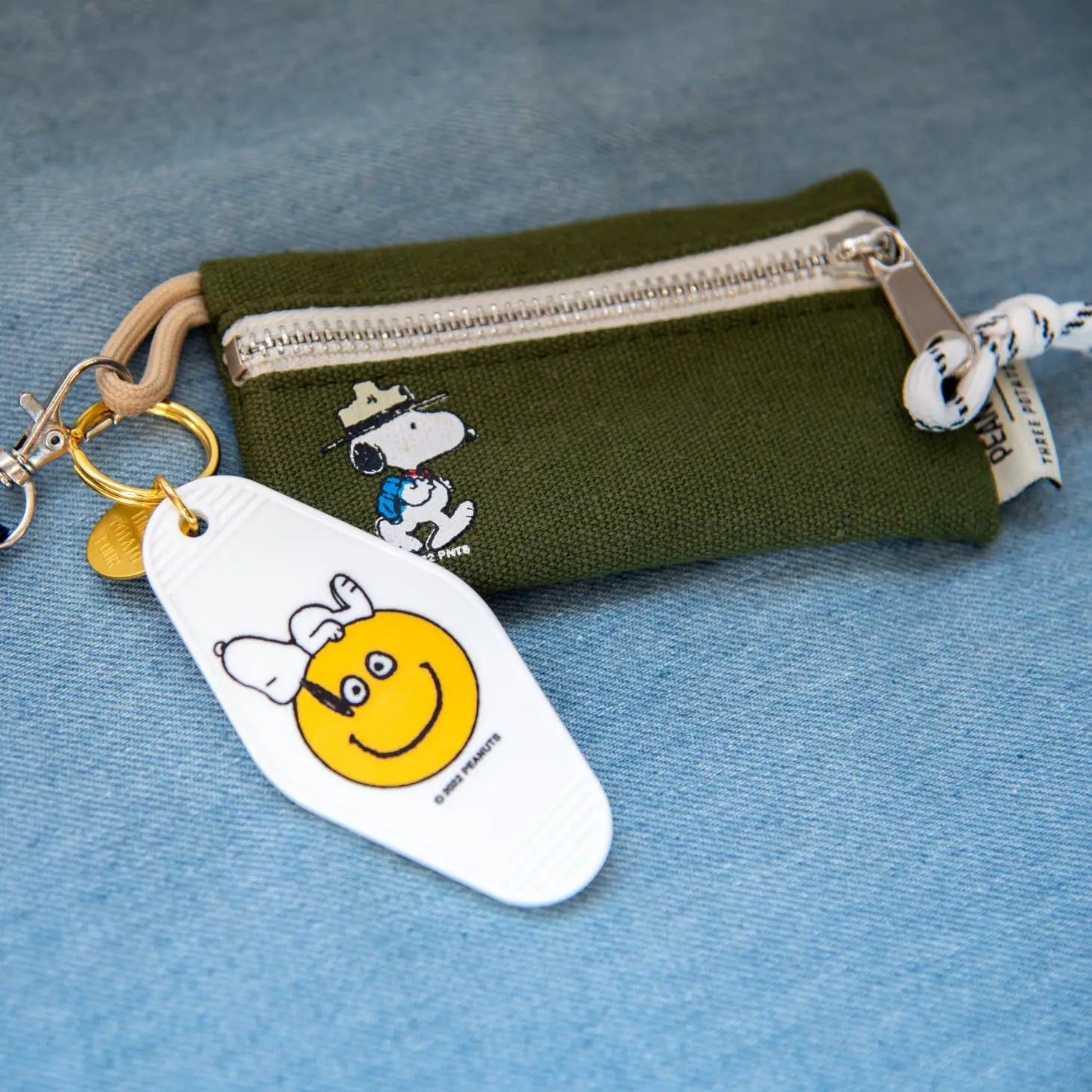 Peanuts Snoopy Smiley Key Tag - Snoopy with a big smile, a durable and charming key accessory spreading joy.