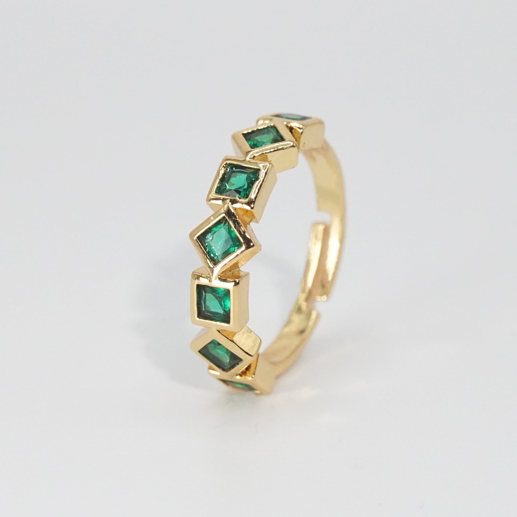 Catalina Ring: Mesmerizing green stones arranged in sleek square shapes, epitome of modern elegance.