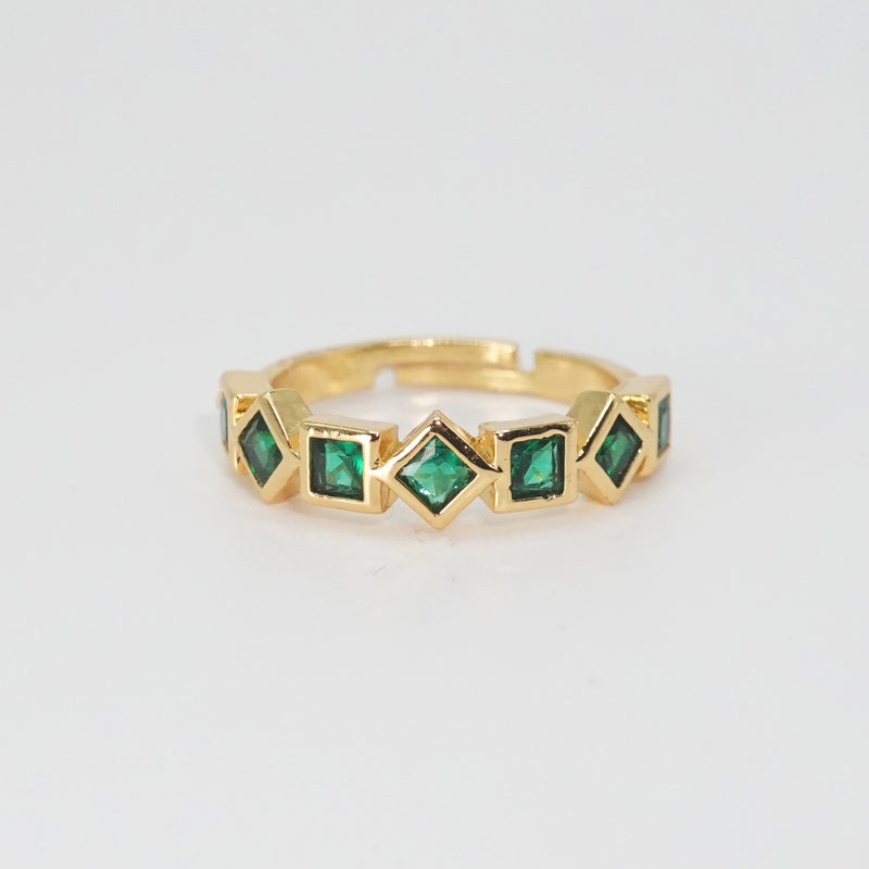 Catalina Ring: Mesmerizing green stones arranged in sleek square shapes, epitome of modern elegance.