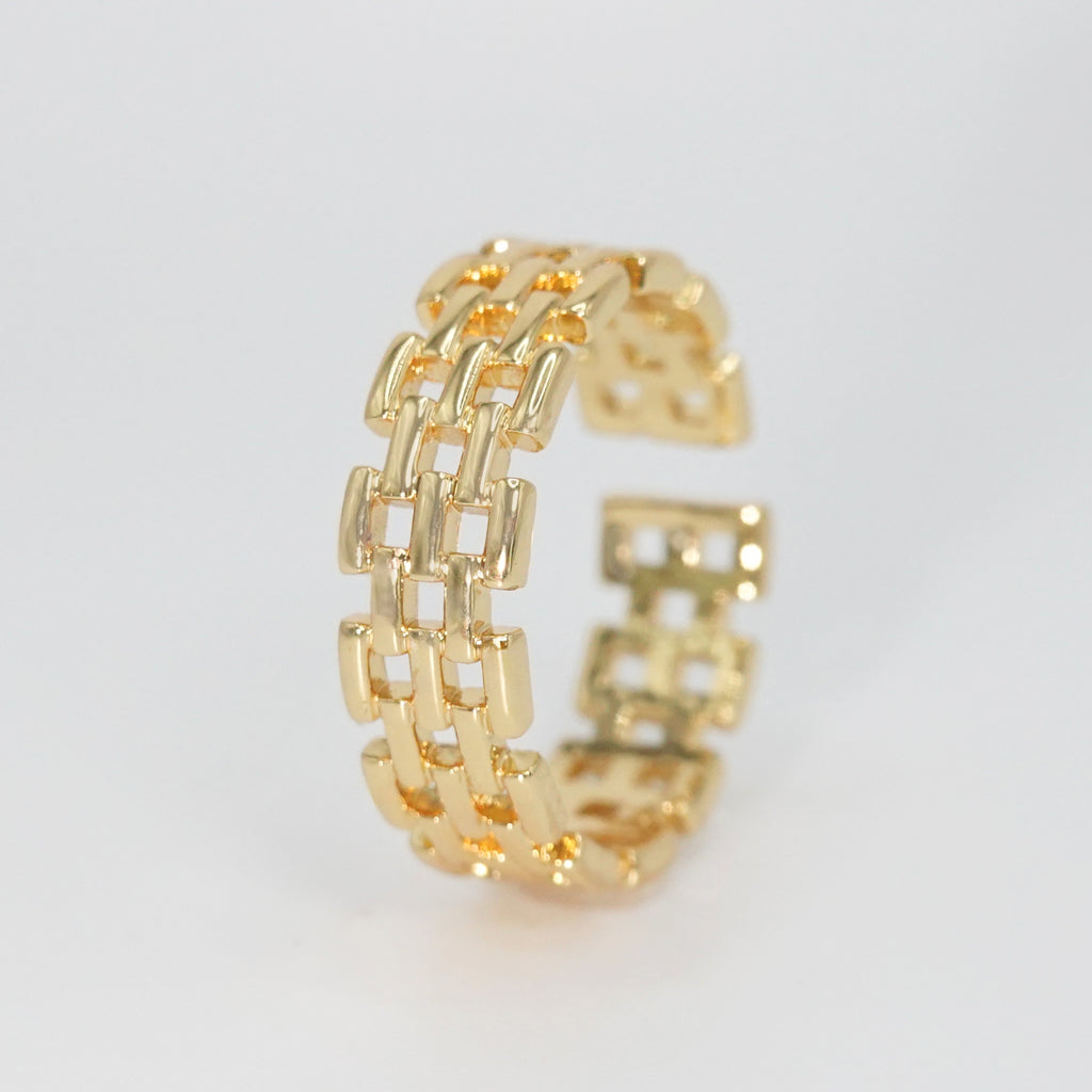 Swarthmore Ring: Wide chain-shaped design, bold and contemporary.