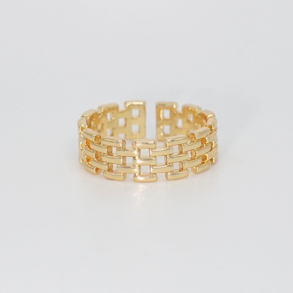 Swarthmore Ring: Wide chain-shaped design, bold and contemporary.