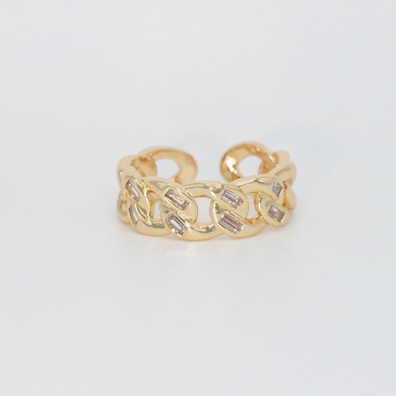 Enchanted Ring: Mesmerizing chain-shaped design adorned with sparkling stones, exuding enchanting beauty.