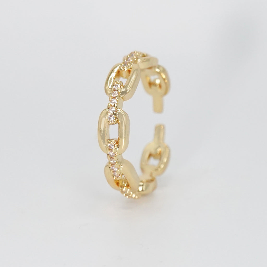 Almar Ring: Sleek chain-shaped design adorned with dazzling stones, exuding glamour and sophistication.