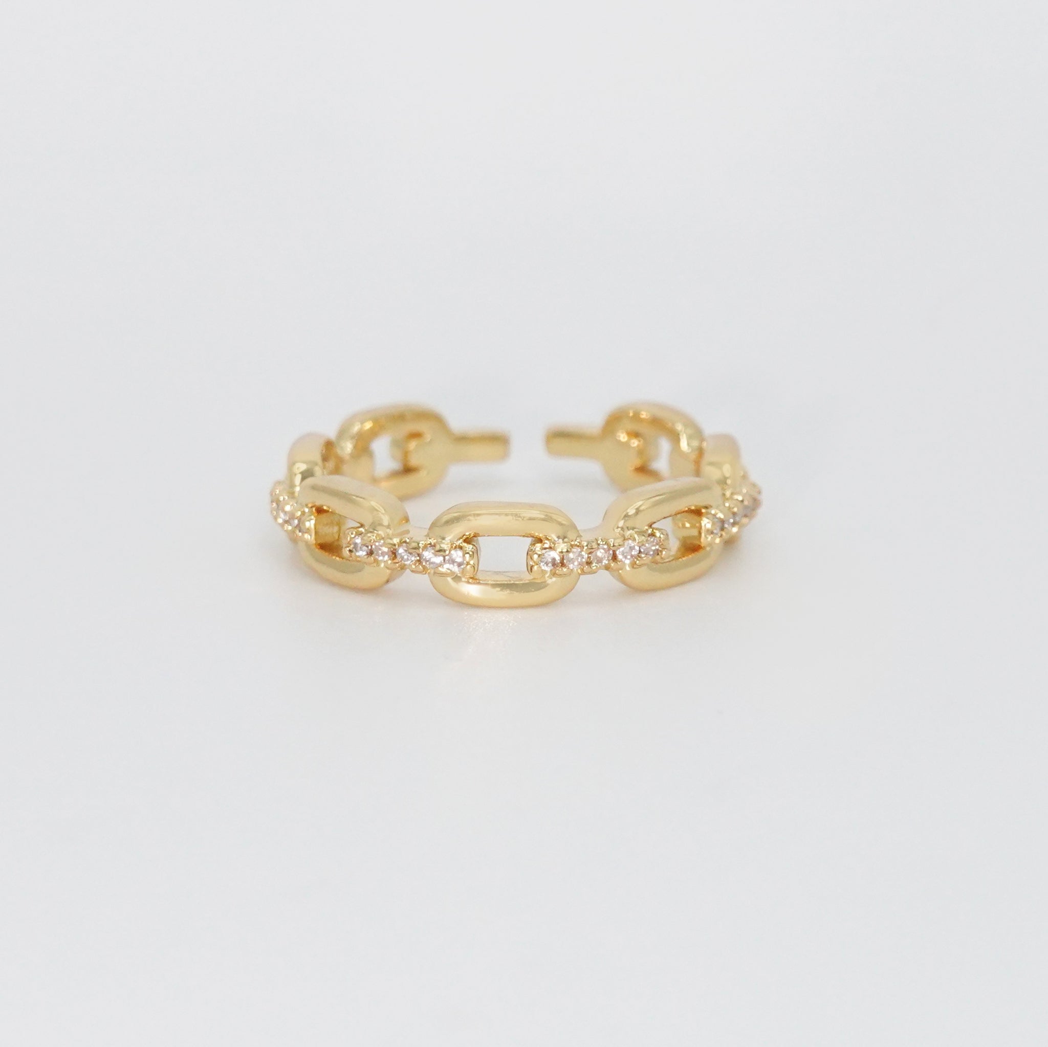 Almar Ring: Sleek chain-shaped design adorned with dazzling stones, exuding glamour and sophistication.