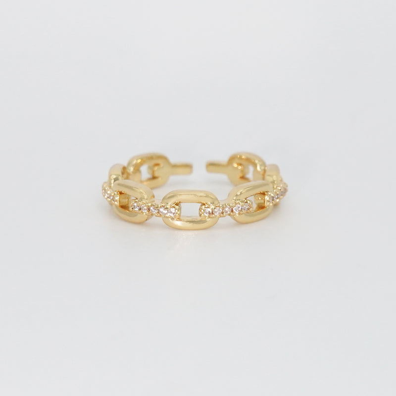 Almar Ring: Sleek chain-shaped design adorned with dazzling stones, exuding glamour and sophistication.