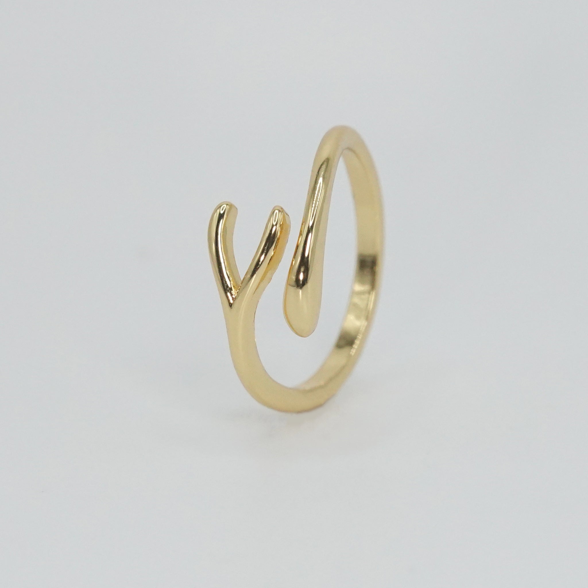 Mirada Ring: Sleek snake-shaped design, epitome of allure and sophistication.