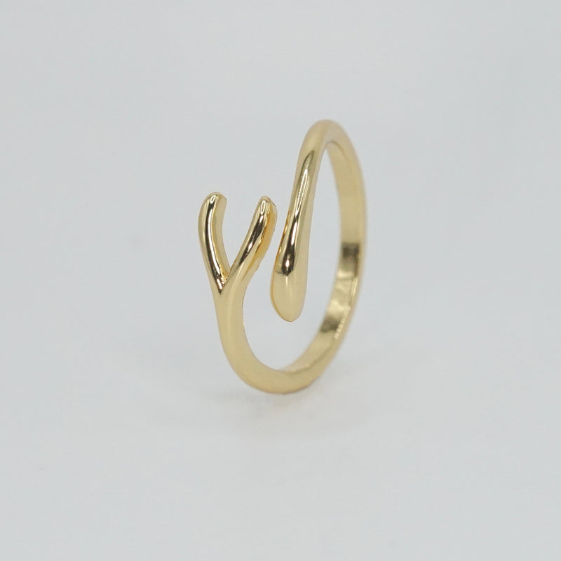 Mirada Ring: Sleek snake-shaped design, epitome of allure and sophistication.