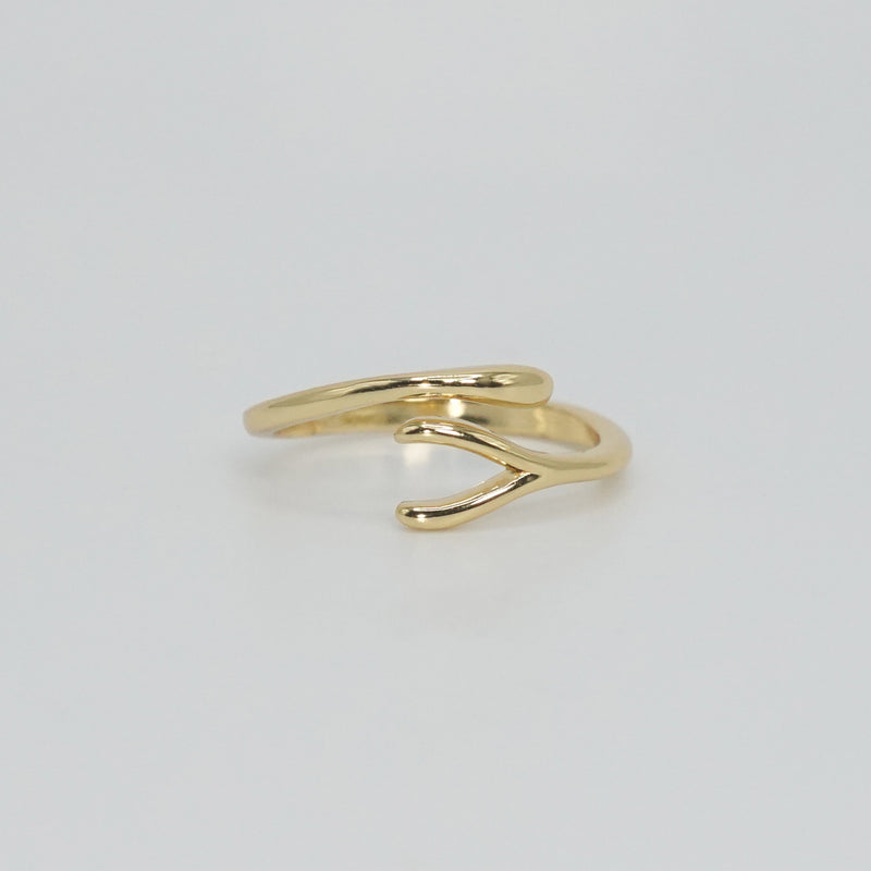 Mirada Ring: Sleek snake-shaped design, epitome of allure and sophistication.