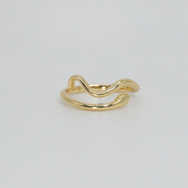 Colina Ring: Sleek snake-shaped design adorned with sparkling stones, exuding captivating allure.