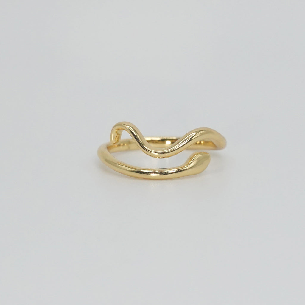 Colina Ring: Sleek snake-shaped design adorned with sparkling stones, exuding captivating allure.