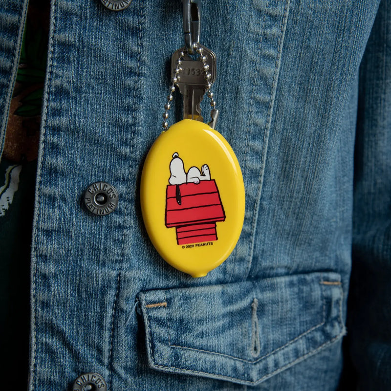Peanuts Snoopy Doghouse Coin Pouch - A charming coin pouch with Snoopy's iconic doghouse design for a touch of nostalgia.