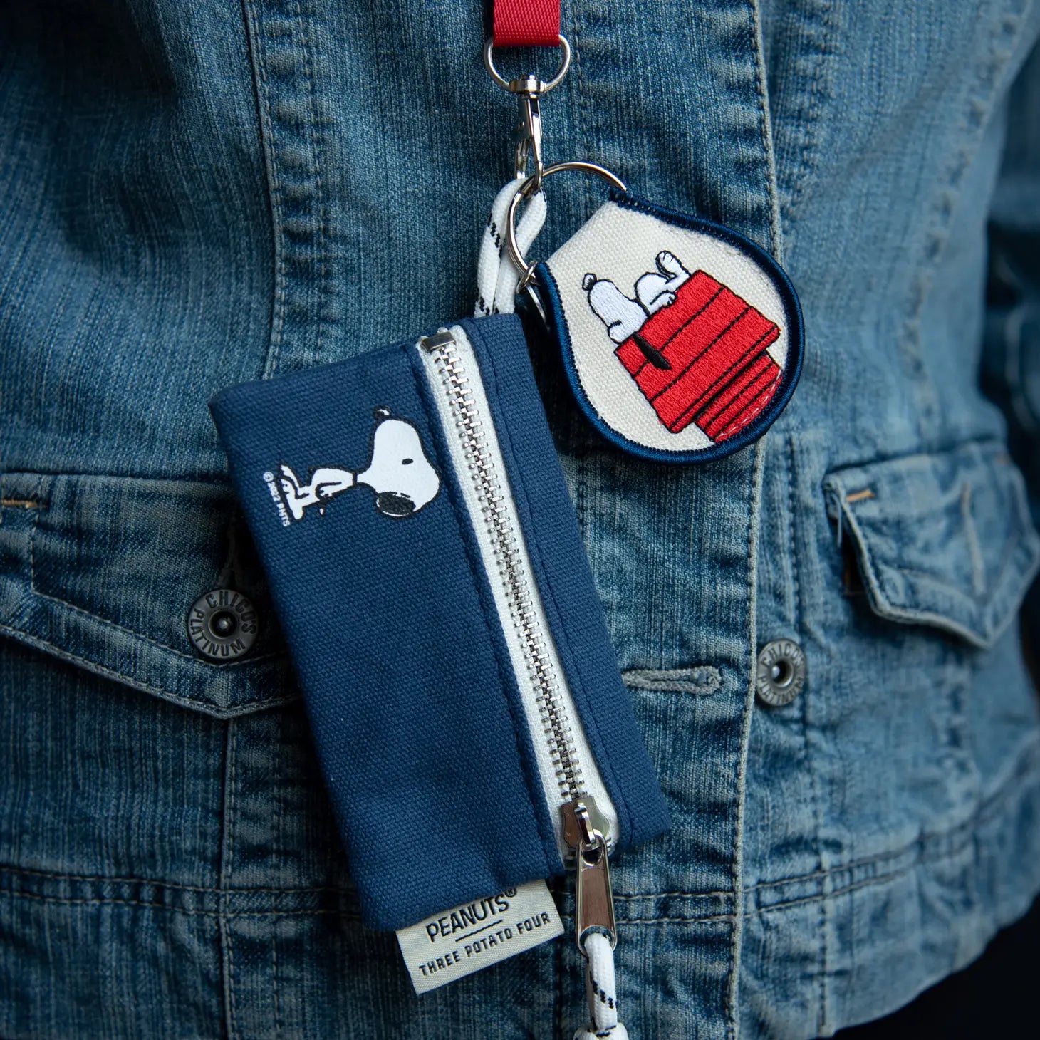 Peanuts Snoopy Doghouse Patch Keychain - A cute and nostalgic accessory featuring Snoopy's iconic doghouse. Perfect for keys or bags.