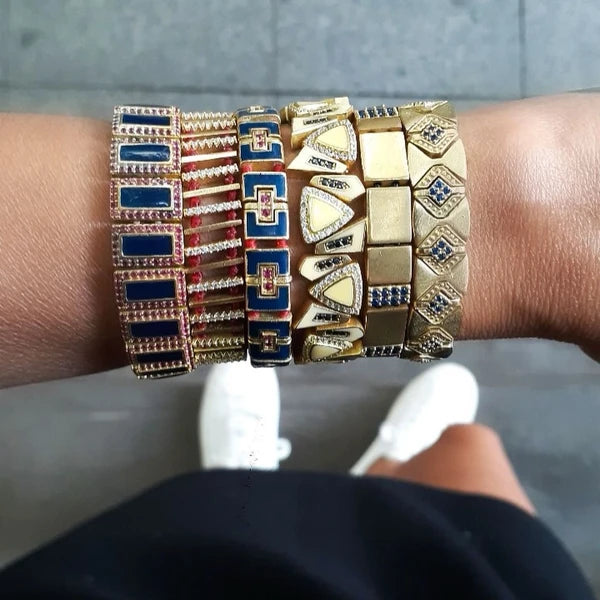 Geometric elegance: Triangle Bracelet, a modern accessory for a stylish look.