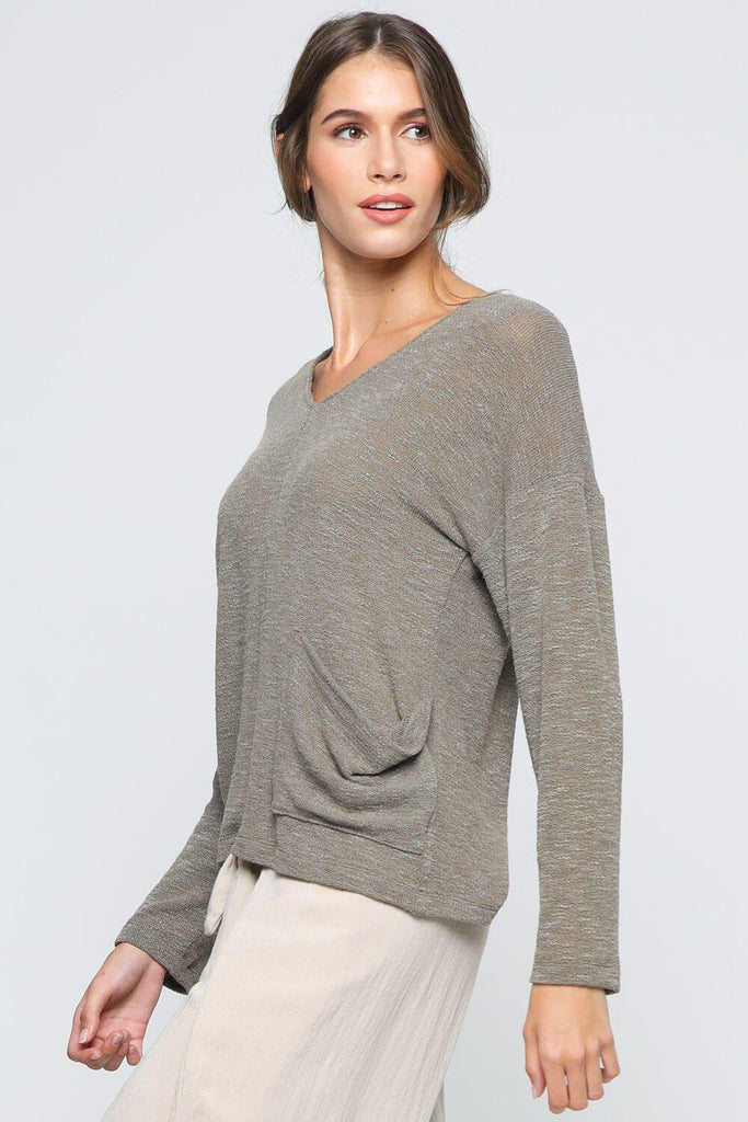 Sami Top - Casual elegance in a modern and relaxed-fit design.