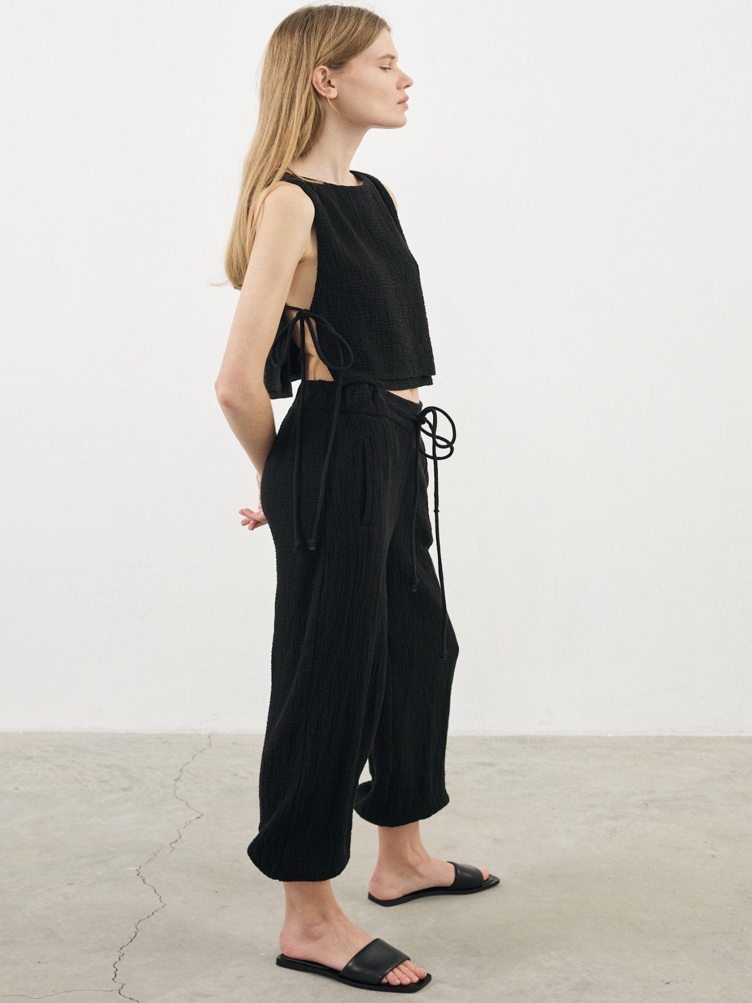 Mia Pants - Stylish and comfortable pants with a relaxed fit and elastic waistband.