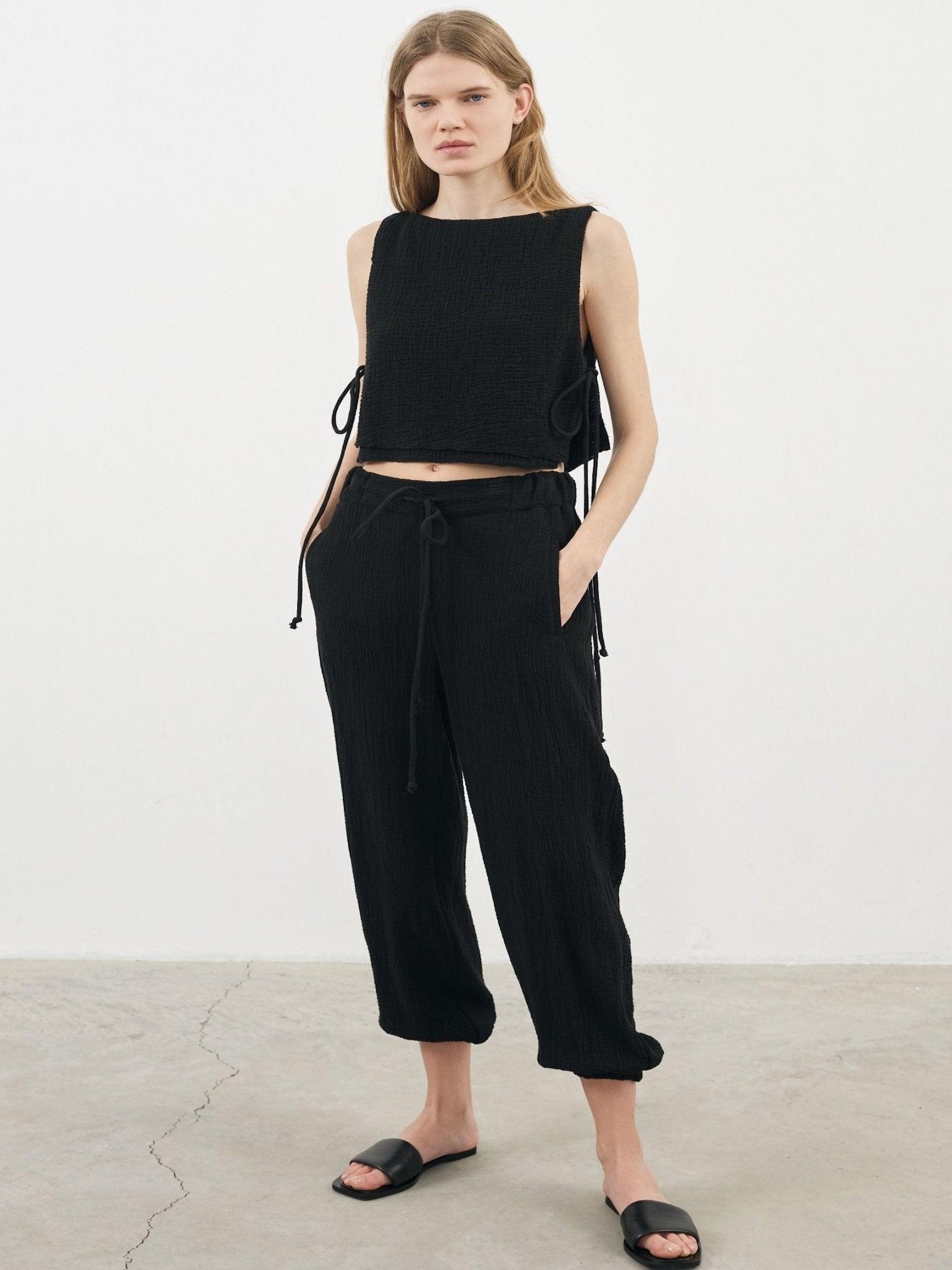 Mia Pants - Stylish and comfortable pants with a relaxed fit and elastic waistband.