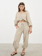 Mia Pants - Stylish and comfortable pants with a relaxed fit and elastic waistband.