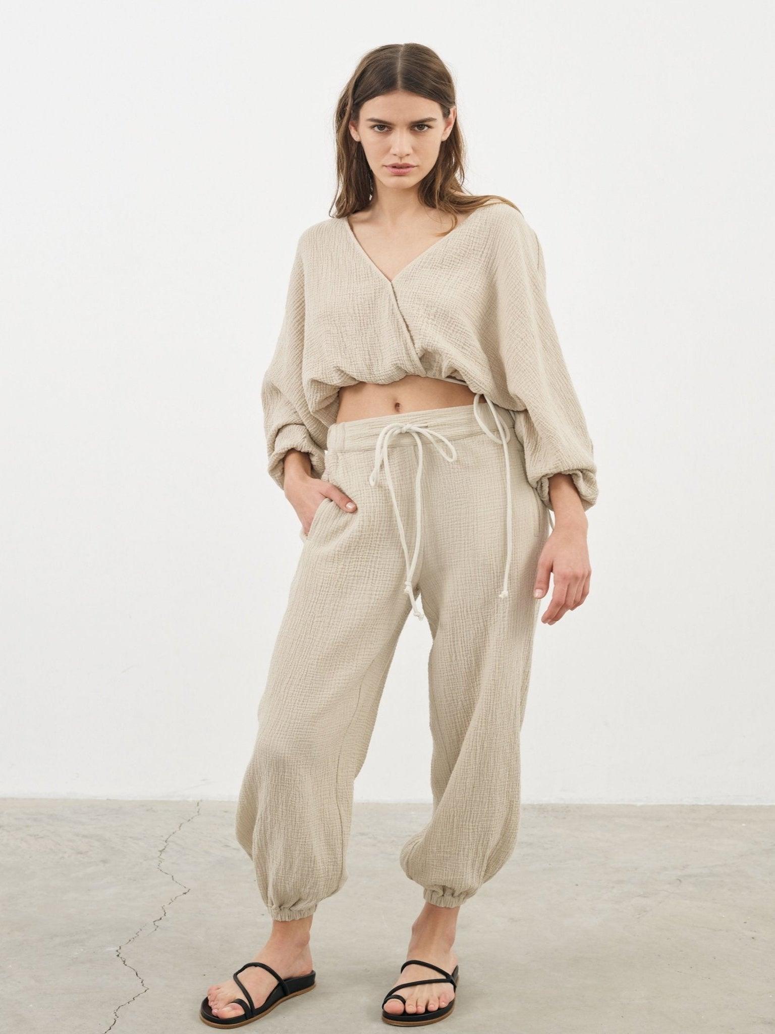 Mia Pants - Stylish and comfortable pants with a relaxed fit and elastic waistband.
