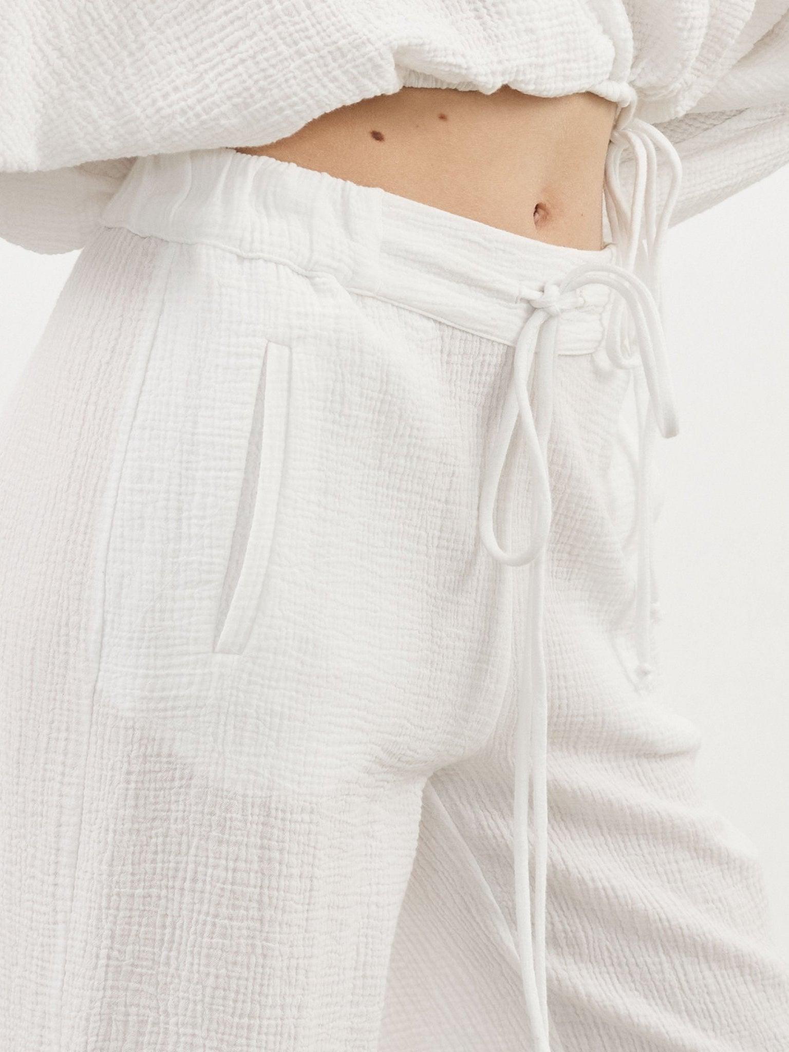 Mia Pants - Stylish and comfortable pants with a relaxed fit and elastic waistband.